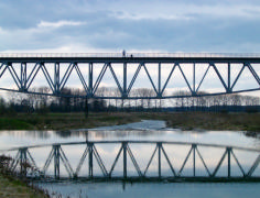 Most kolejowy w Racławicach Śląskich